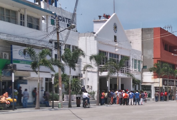 El grupo de choque de la CTM resguardando el palacio municipal