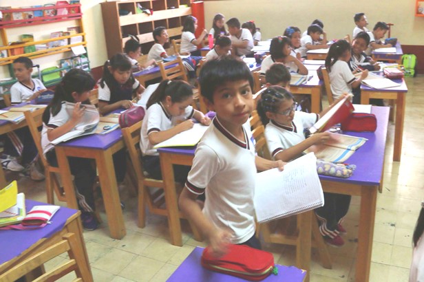 OAXACA, OAXACA, 17JUNIO2015.- Este miércoles concluyó oficialmente el paro de labores que profesores de la sección 22 de la CNTE iniciaron el primero de junio, con lo que más de 900 mil estudiantes de nivel básico regresaron a las aulas. En la gráfica estudiantes de la escuela primaria Basilio Rojas de la ciudad de Oaxaca toman clases.  FOTO: ARTURO PÉREZ ALFONSO /CUARTOSCURO.COM