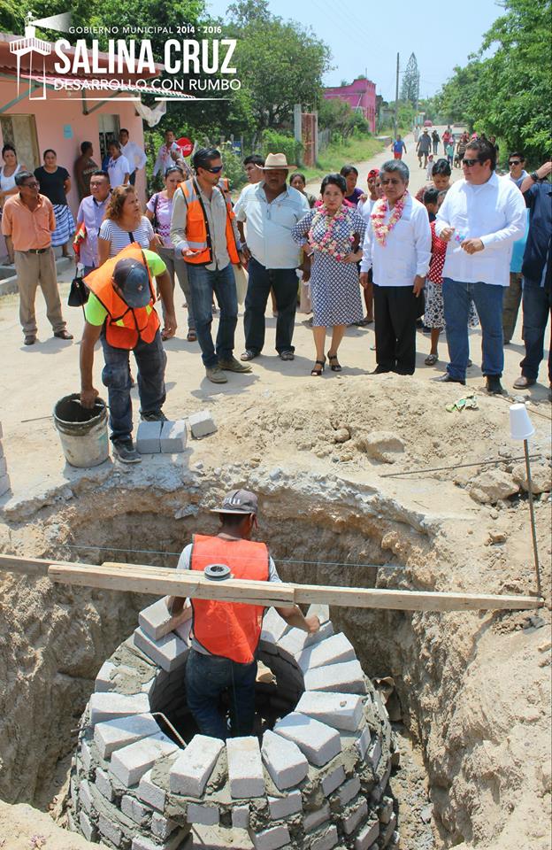 Sin repellar y sin tubería enterraron los pozos de visita.