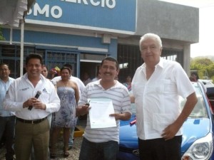 la entrega del auto a Juan carlos Atecas._n